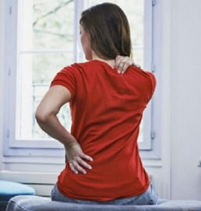 Seorang wanita menghadapi masalah sakit belakang badan